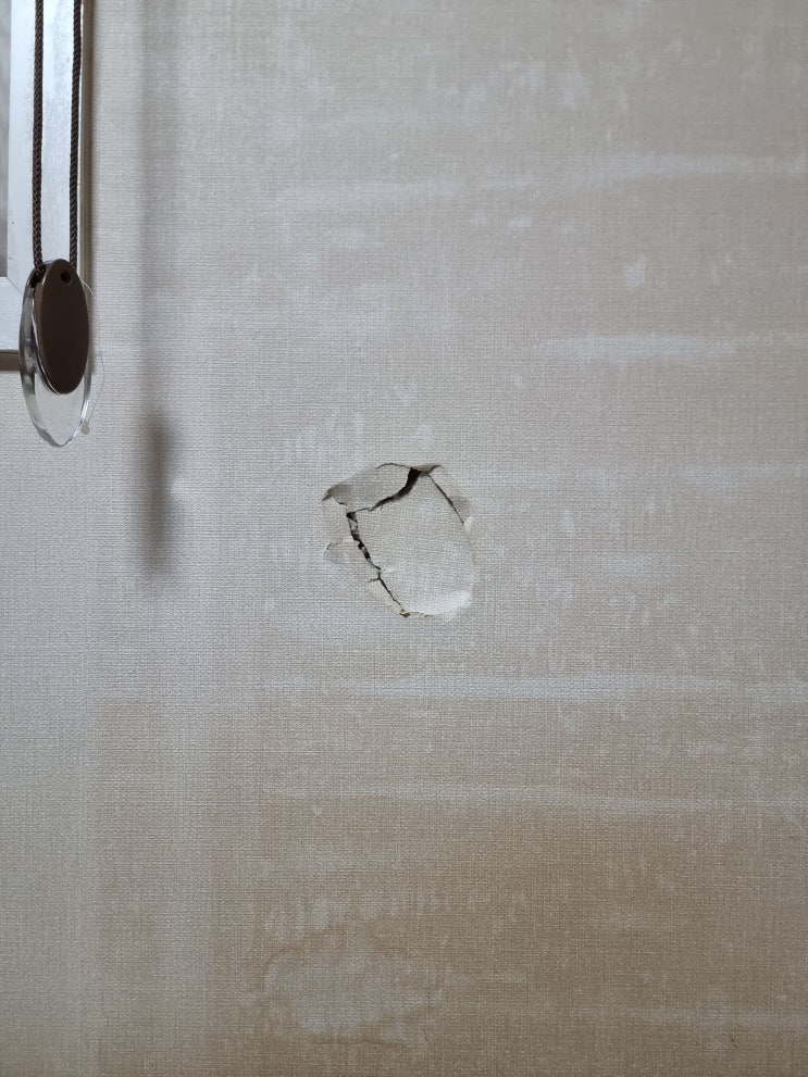  찢어진 벽지 구멍난벽 원상복구 복원