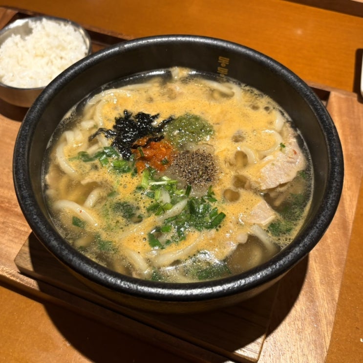  하단 동동국밥 돼지국밥과 우동을 한 번에 혼밥 하기 좋아요.
