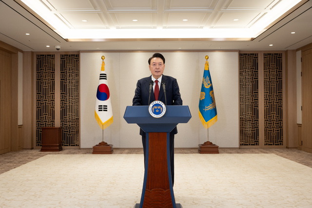 '<b>윤석열</b> 대통령 탄핵심판' <b>변호인단</b> 대표에 <b>김홍일</b> 전... 