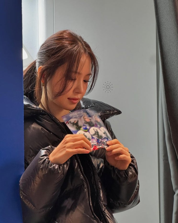  글로시함이 넘나 예쁜 MLB 하이넥 크롭 여성 숏 패딩 자켓 코디 추천 w. 손나은