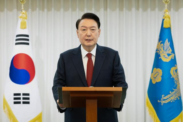 경찰, 전·현직 <b>정보사령관</b> 긴급체포… 군인 1500명 <b>계엄</b> 동원