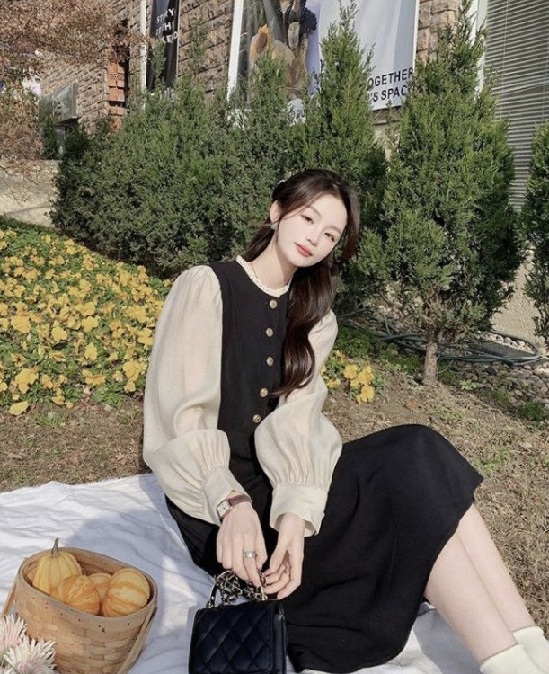  20대 여성의 러블리하면서 깔끔한 결혼식 여자 하객룩 코디로 블랙 원피스 패션 추천