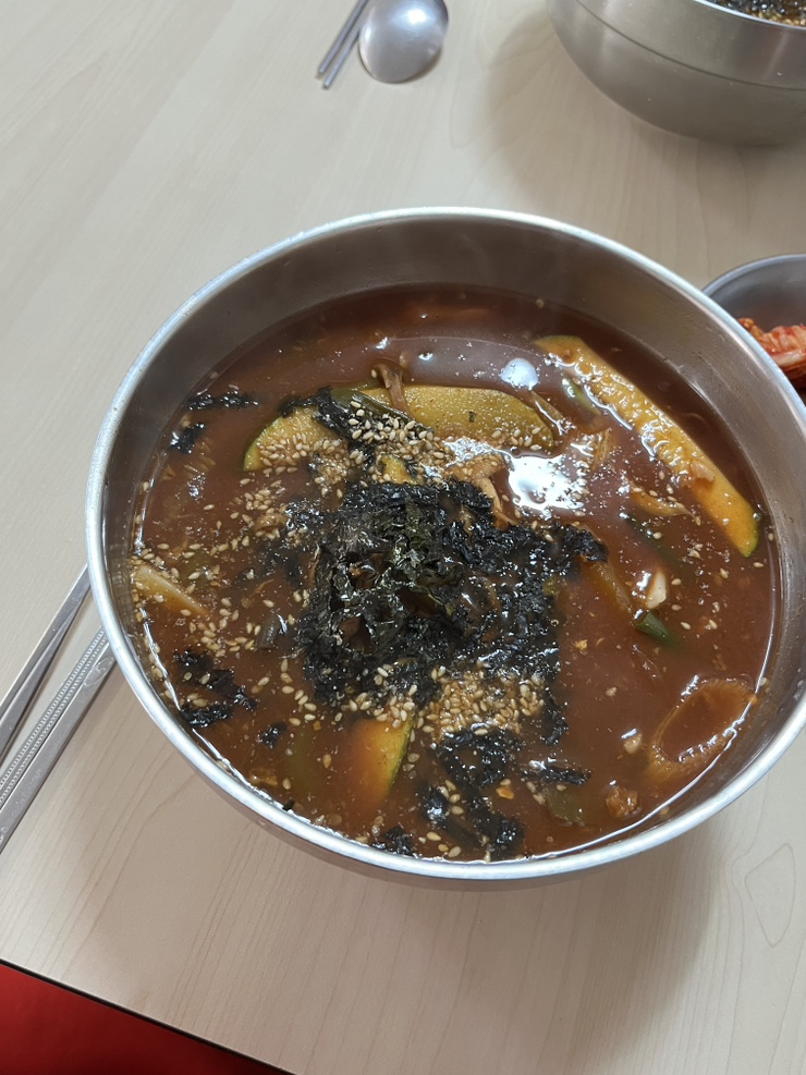 강릉 맛집 현대장칼국수 본점 칼칼하고 진한 원조의 맛 | 평일 웨이팅 주차