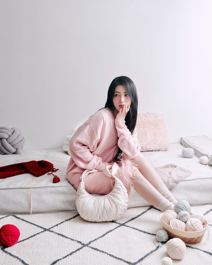  30대 여성 데일리백으로 백화점 인기 브랜드 제이에스티나 루나 패딩 여자 호보백 가방 어때요? w. 신예은