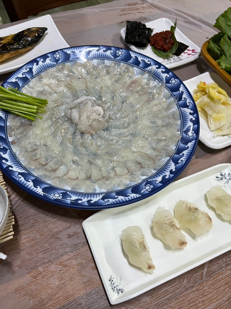  강릉 주문진 횟집 진화해변횟집 | 쫀득한 복어회가 나오는 모듬회 소