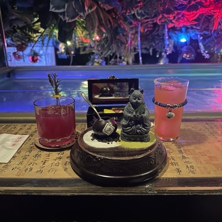  신을 모시는 신당 모티브로 12지신 컨셉 요리 주점 주신당 용 개 시그니처 칵테일 고양이 케이크 리뷰.