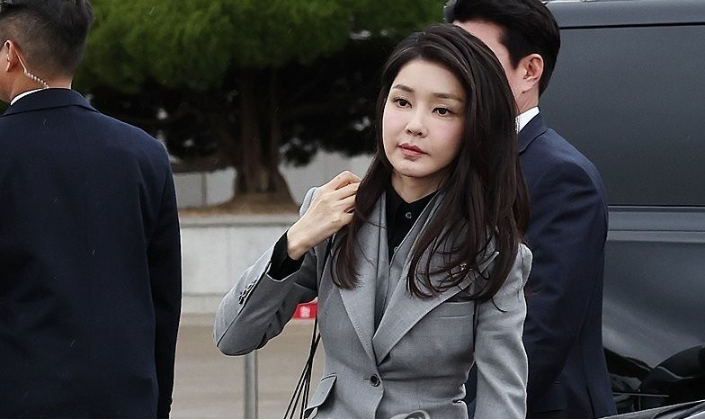 더타임스 "<b>김건희</b> 여사는 한국의 권력에 눈먼 '레이디 <b>맥베스</b>'