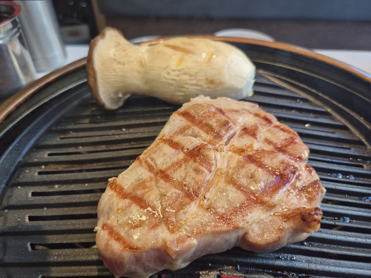  함돈 배곧직영점, 외국 친구에게 전한 제주산 오겹살의 특별한 맛