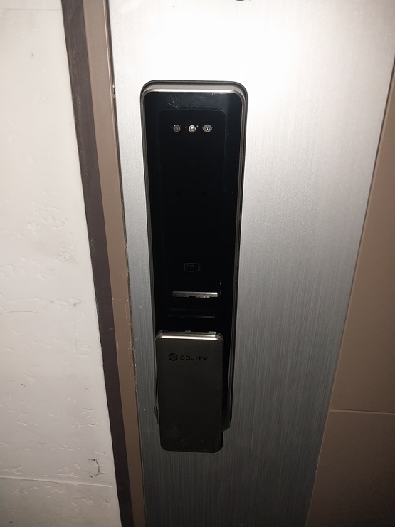  은평구번호키 설치를 역촌동 역촌센트레빌아파트에 안면인식도어락 P6000-AH로 잘 설치했습니다 - 구산동 응암동 신사동