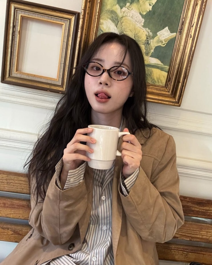  20대 여자 대학생의 마음을 설레게한 스타일리시한 여성 명품 브랜드 미우미우 완더 핸드백 가방 w. 신시아