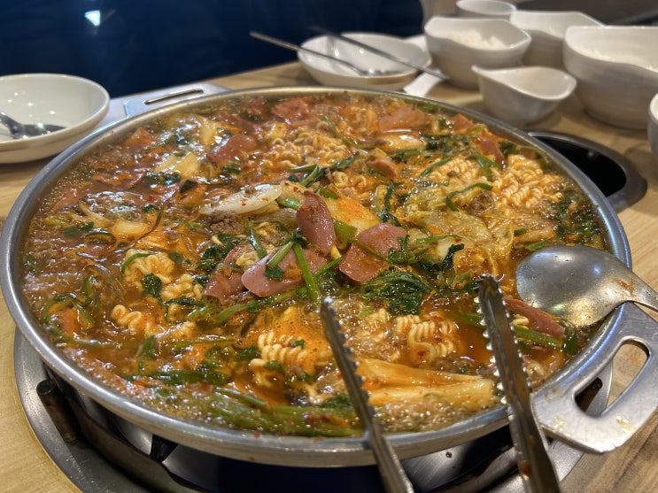 안암동에 위치한 정이 한가득 고봉밥과 함께하는 부대찌개 한끼 <서병장 부대찌개&부대볶음>