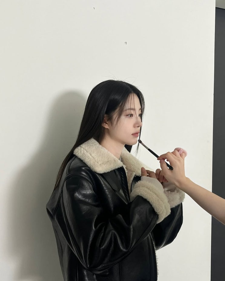  요즘 출근룩으로 오늘 뭐입지? 고민할때 시크한 몽돌 여자 비건 레더 가죽 무스탕 자켓 코디 추천 w. 신시아