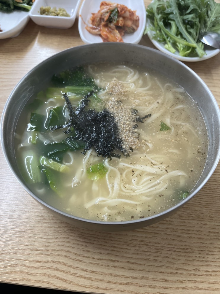  옛날 칼국수의 맛을 간직한 수미당 칼국수(콩가루를 넣는 옛날 누른국시)