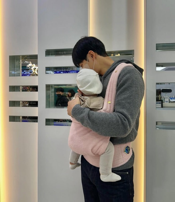 이승기❤이다인 10개월 된 딸 투샷 최초 공개 속 명품 아기띠 가격은?