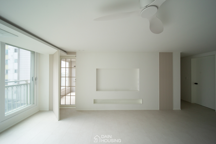 [강서구 인테리어] 마곡푸르지오 아파트 32평, 베이지 색상의 템바보드가 입체감과 세련된 느낌을 더 해주는 화이트 모던 인테리어