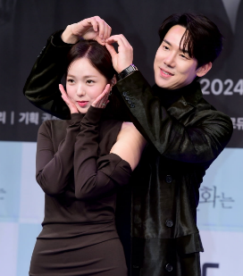 최고의 케미는 지금 거신 <b>전화는 유연석</b> & 채수빈
