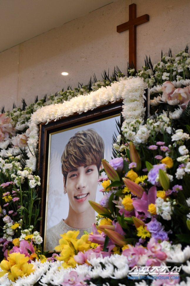 샤이니 故<b>종현</b>, <b>7주기</b> 그리운 목소리 우울증