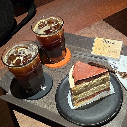 성수동 핫플! 사진 맛집 퍼프아웃(Puff out), 감각적인 인테리어와 디저트까지 완벽한 카페