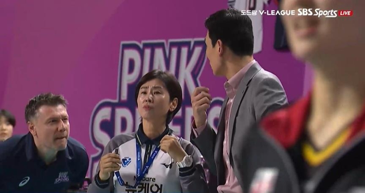 …흥국생명 외국인 코치, <b>고희진 감독 조롱</b>했나 '<b>논란</b>'