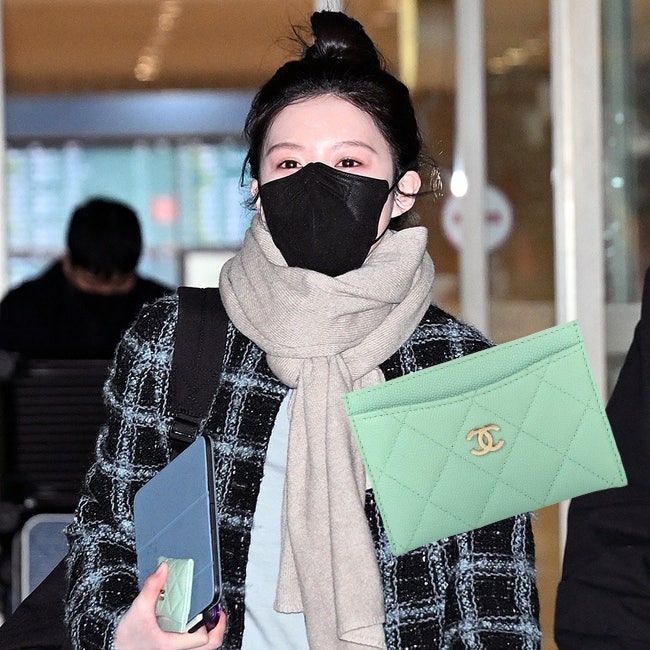 고윤정 공항 패션 속 바뀐 샤넬 카드 지갑