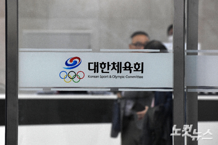 <b>경찰</b>, 대한체육회 등 <b>압수수색</b>…'부정 채용 의혹' <b>이기흥</b> 회장... 