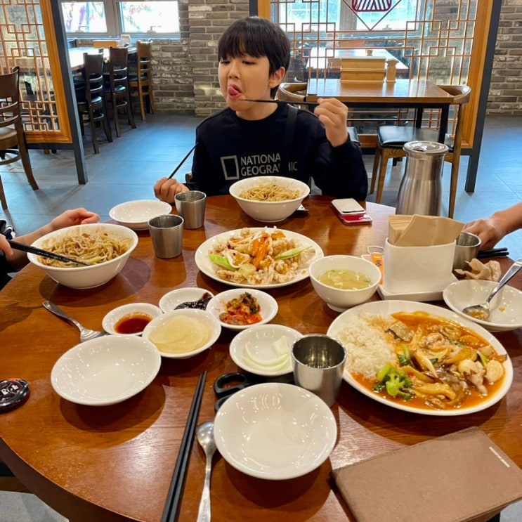 괴산자연드림파크 갈색빛 괴상한 짜장면 치유와 힐링의 괴짜루