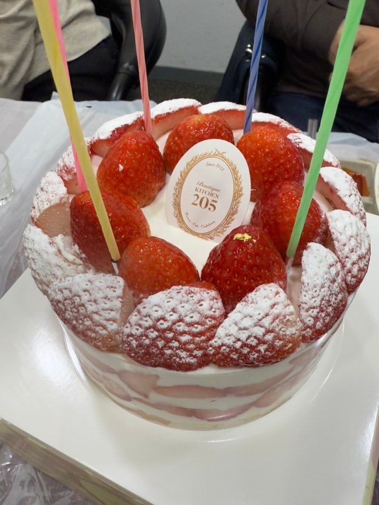  키친205 홍대 딸기케이크 맛집!