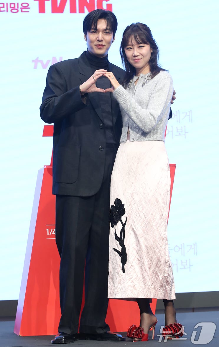 로코퀸 <b>공효진</b>, <<b>별들에게 물어봐</b>> 결혼후 첫 복귀작.(+ 패션 정보)
