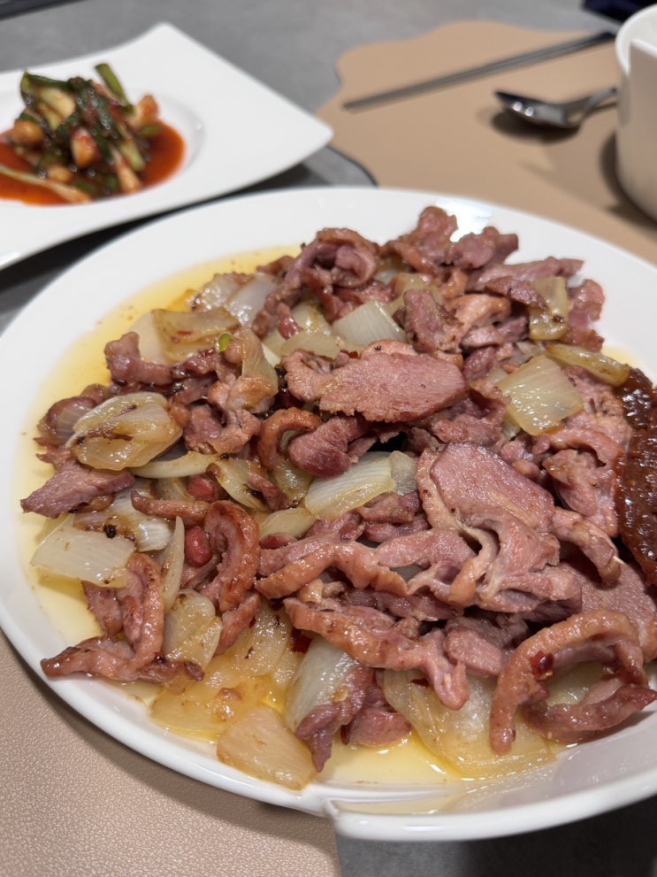  햄덕 저녁 오리고기. 두부조림. 파김치. 샐러드