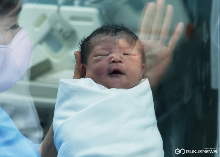 '2025년 육아휴직 급여' 월 최대 250만 원...신청조건과 나이는? '2025년 육아휴직 급여' 월 최대 250만 원...신청조건과 나이는?