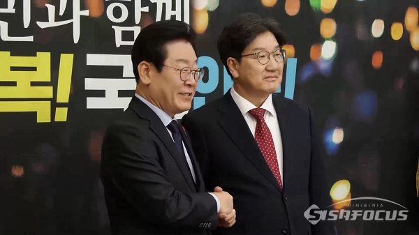 <b>권성동</b>, <b>이재명</b> 만나 “정치공세 탄핵 철회하자”…李 “<b>추경</b>... 