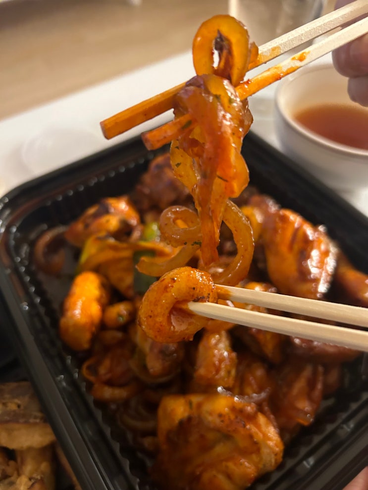  저녁으로 도전한 SNS에 핫한 돼지껍데기 국수 <기영이숯불두마리치킨>(돼껍누들 양념숯불치킨)