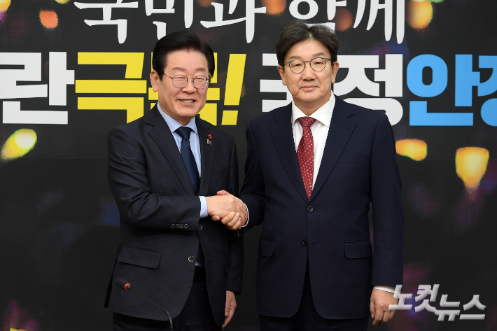 <b>이재명</b> "민생회복 <b>추경</b>하자"…<b>권성동</b> "남발한 탄핵 철회해야... 