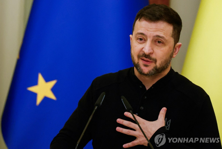 <b>젤렌스키</b>의 현실 인정…"돈바스·<b>크림반도</b> 되찾을 힘 없어"