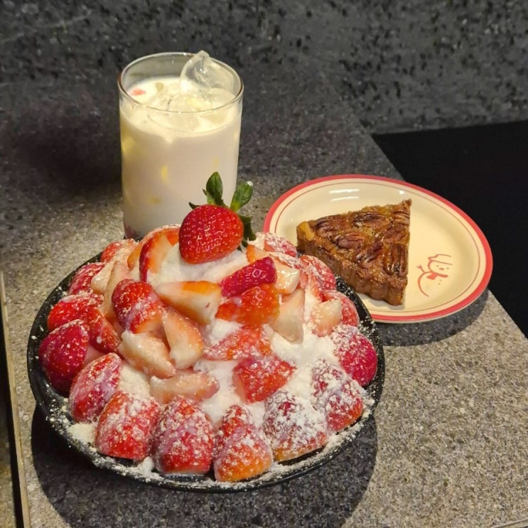  울산 삼산 감성 카페 추천 딸기 디저트 맛집 마스로스터스