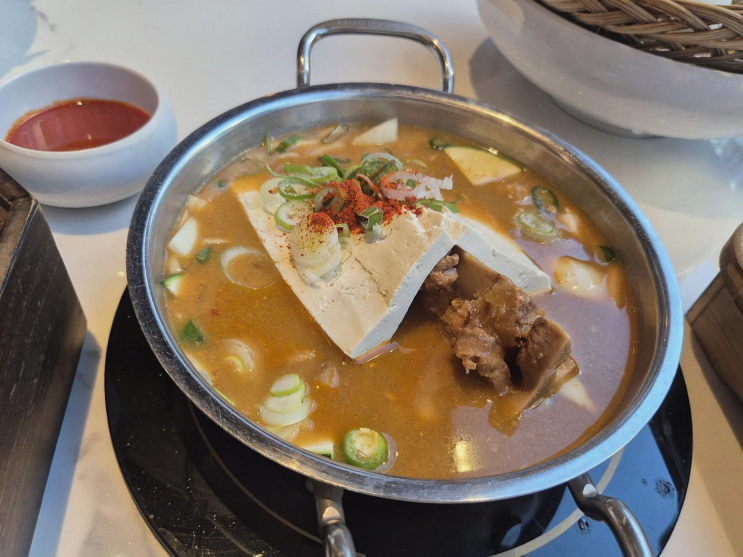  [맛집리뷰] 배곧 함돈 배곧직영점, 쫀득한 목살과 특별한 반찬의 조화로 따뜻한 저녁을!