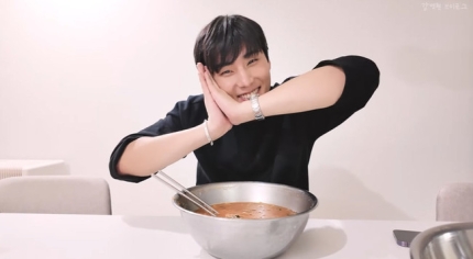 지하철 환승하는 데이식스 <b>영케이</b>라니…생일 맞이 브이로그 공개 (....