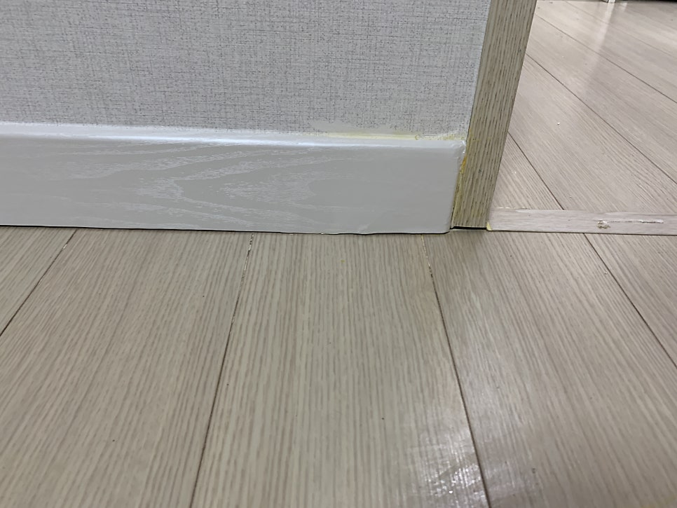 걸레받이 찍힌곳 복원 전문업체