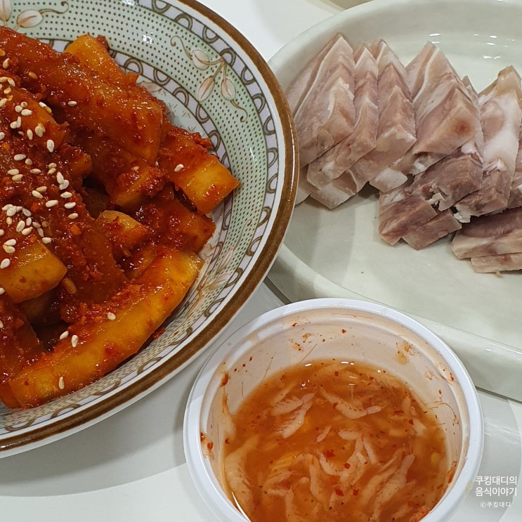  편육 무김치 그리고 황태채 치즈 감자튀김 음식 조합