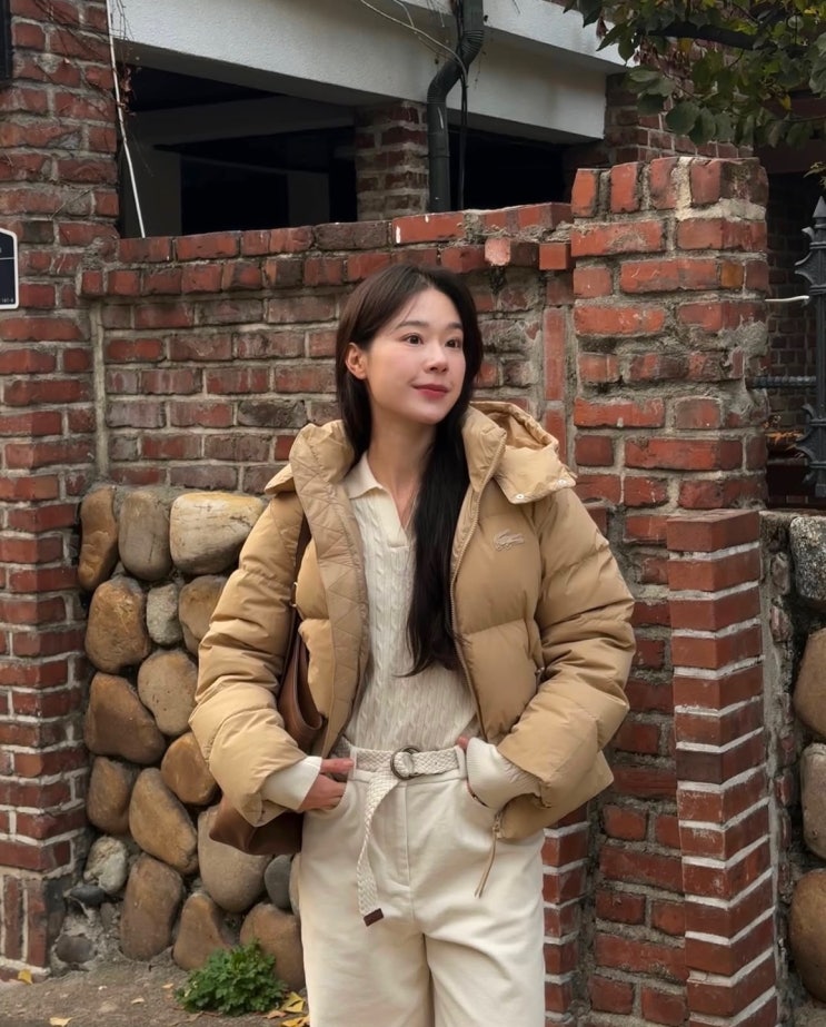  하트시그널4 이주미의 세련된 겨울 패션: 라코스테 여성 숏 다운 푸퍼 (베이지)