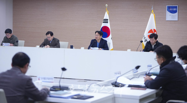  광주시 공무원들 ‘12·3 계엄‧탄핵 사태’로 얼어붙은 지역경제 살리기 나선다..릴레이 소비촉진 캠페인 전개