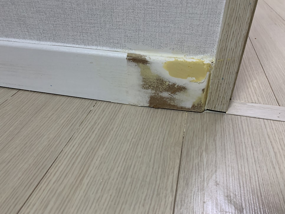 걸레받이 찍힌곳 복원 전문업체