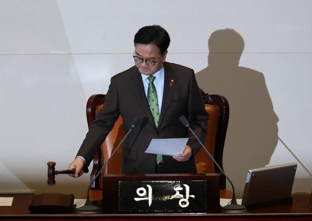 계엄 정국 신뢰도 1위 <b>우원식 국회의장</b>