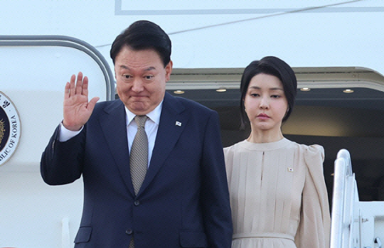 <b>민주당</b>, ‘명태균 국정개입 의혹’ <b>윤</b> 대통령 <b>부부</b> 고발