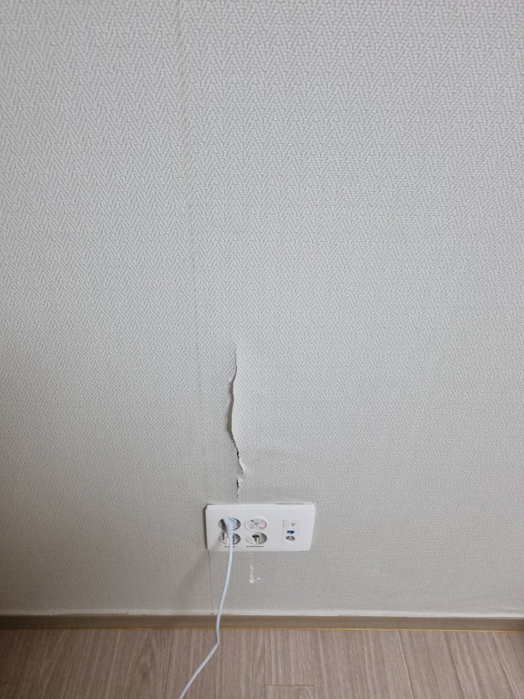  찢어진 벽지 티안나게 부분보수 복원 수리