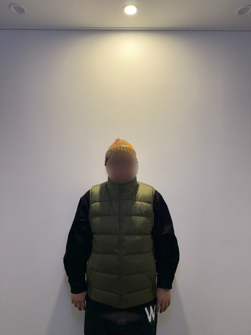 경량패딩보다 조금 더 두꺼운 언더아머 24fw 남성 UA Storm 아머 다운 패딩 2 0 베스트 조끼1372650-....