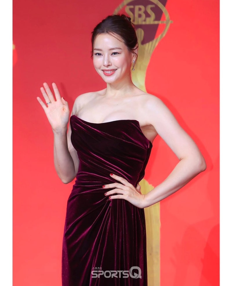 40대 나이가 믿기지 않는 이하늬 여신미 넘치는 퍼플 드레스 자태