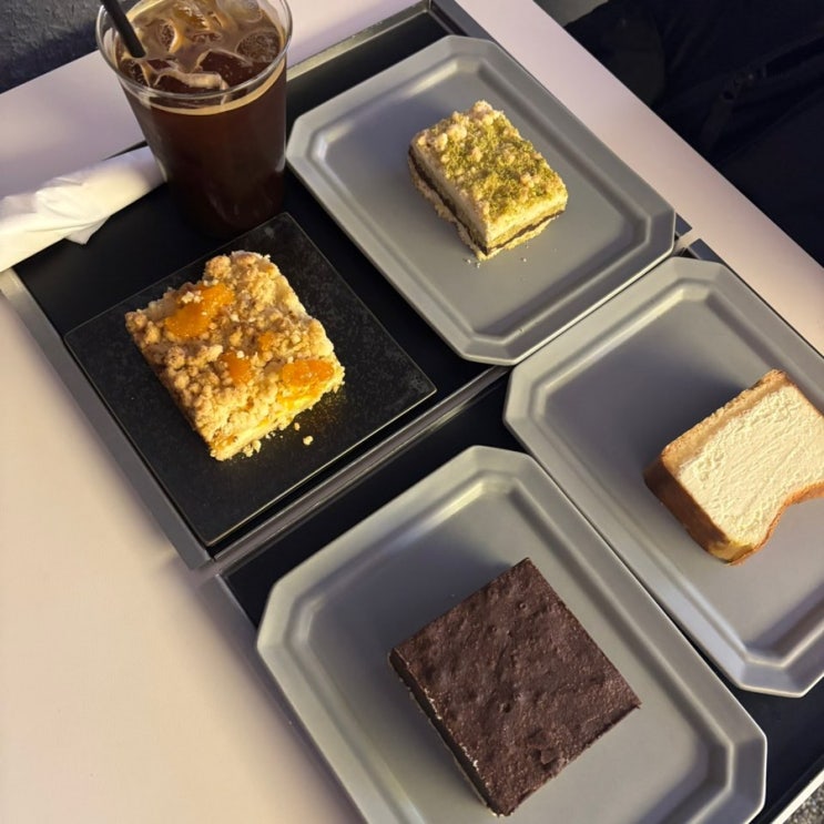  조용한 양재역 카페 리플렉트커피 로스팅랩