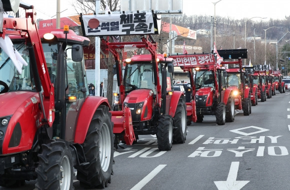 트랙터 <b>시위</b> 여 지지자들 비하한 <b>경찰</b>청 <b>블라인드</b> 글 논란