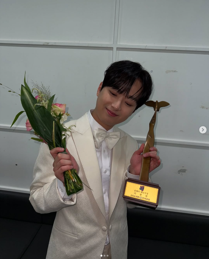 ‘<b>KBS 아들</b>’ <b>이찬원</b>, <b>KBS</b> 연예대상 수상 소감
